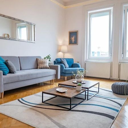 Chic Central Flat With River View Budapest Exteriör bild