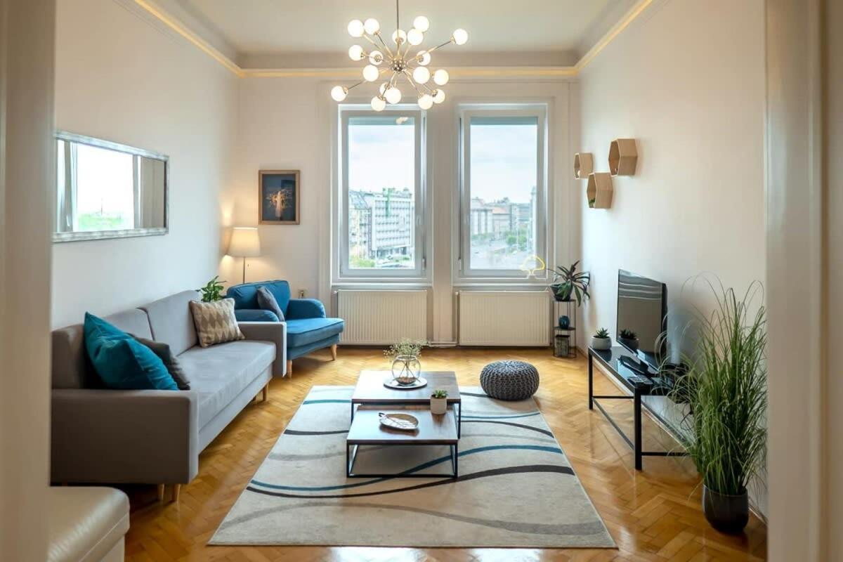 Chic Central Flat With River View Budapest Exteriör bild