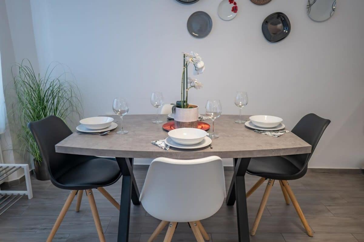Chic Central Flat With River View Budapest Exteriör bild