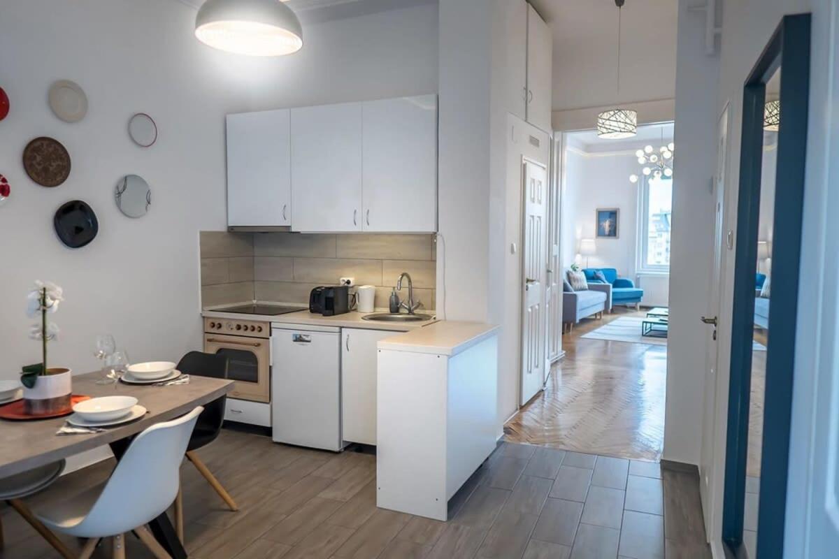 Chic Central Flat With River View Budapest Exteriör bild
