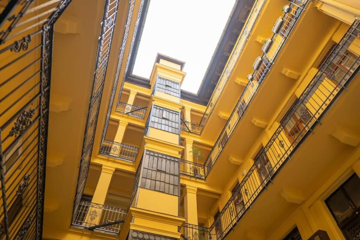 Chic Central Flat With River View Budapest Exteriör bild