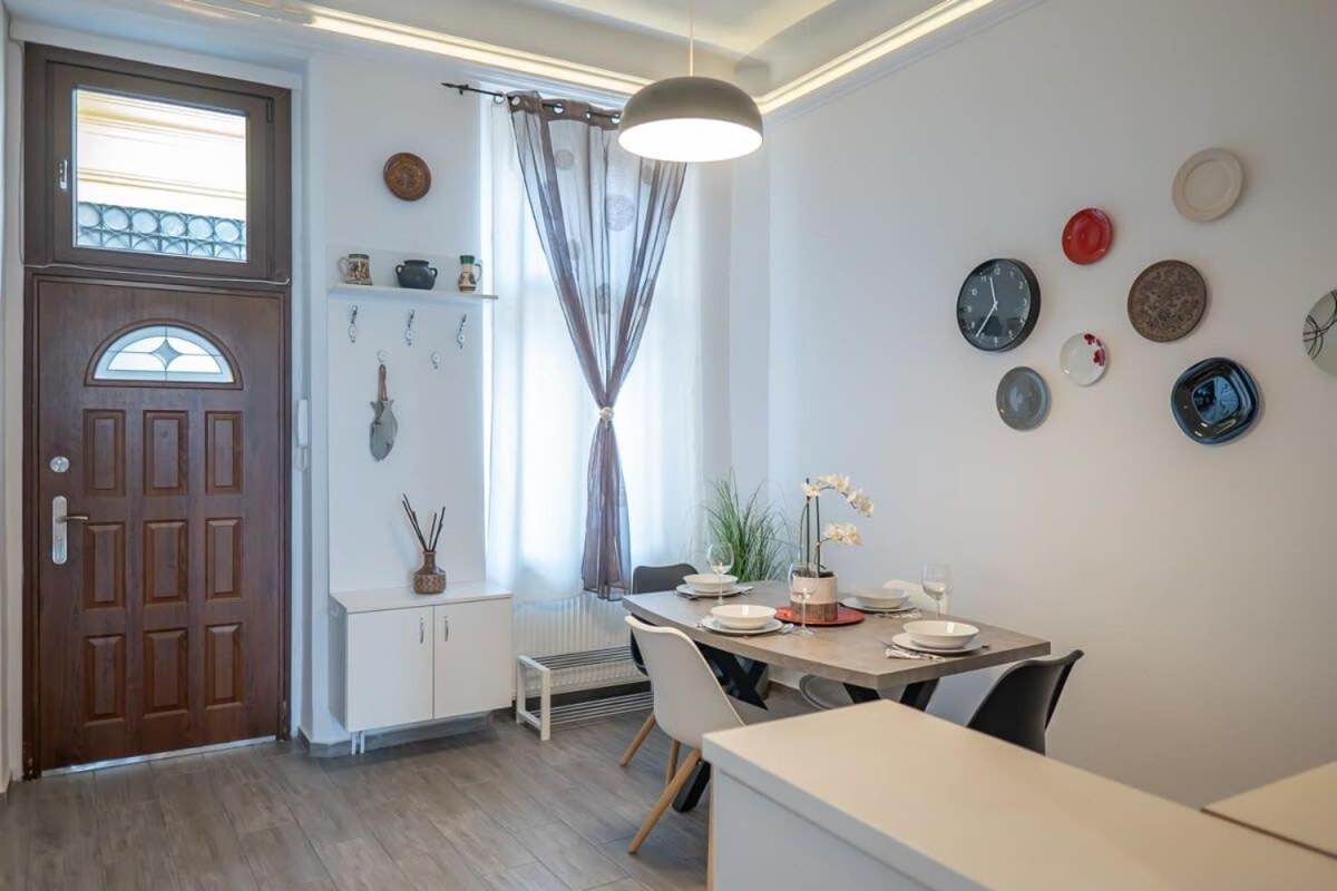 Chic Central Flat With River View Budapest Exteriör bild