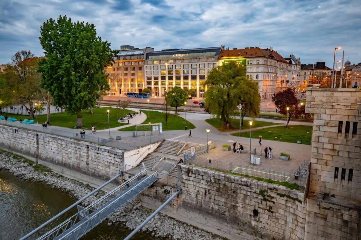 Chic Central Flat With River View Budapest Exteriör bild