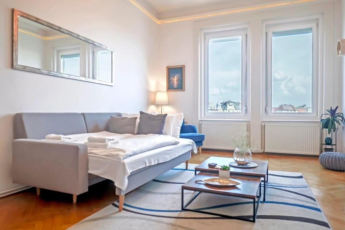 Chic Central Flat With River View Budapest Exteriör bild